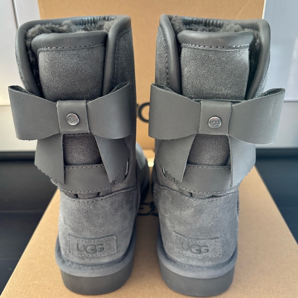 UGG SHORT BAILEY LEATHER BOW IN CHARCOAL SZ 6,8 NEW IN BOX